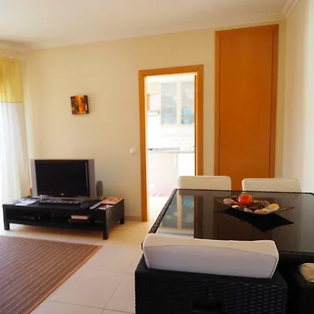1 Bedroom Apartment, 5 Minute Walk To The Beach شقة *
